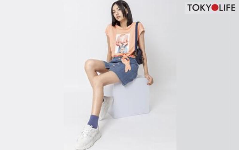 Chân váy jean dài màu xanh đậm kết hợp áo thun trắng và giày thể thao đơn giản